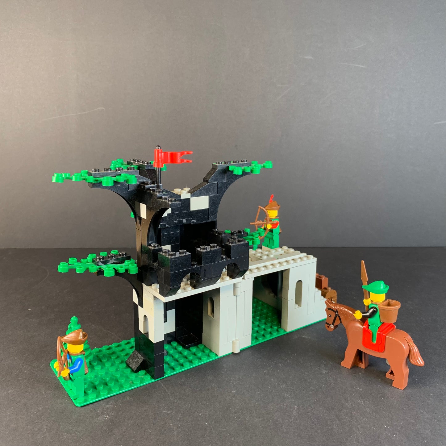 Lego Castle Camouflaged Outpost (6066)