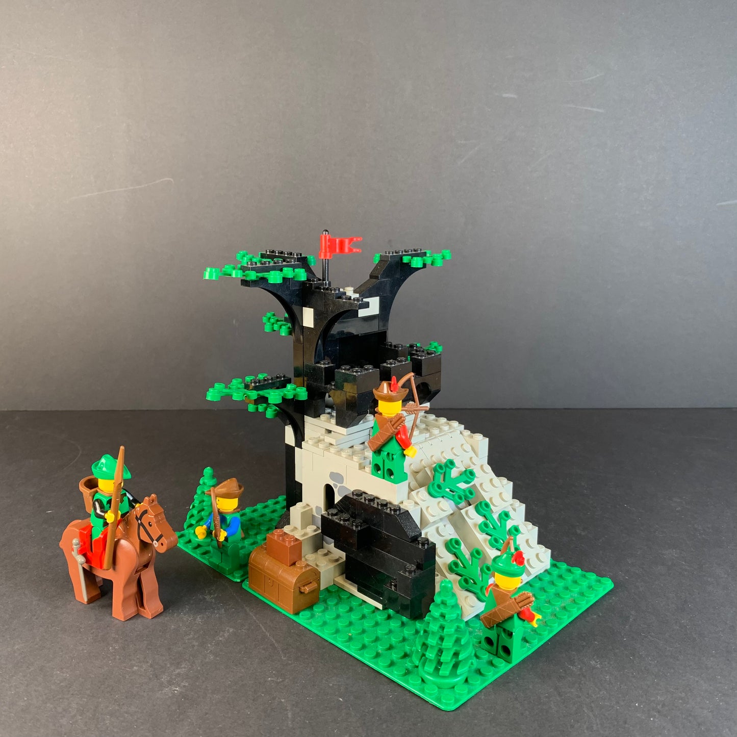 Lego Castle Camouflaged Outpost (6066)